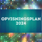 Billedet viser teksten "Opvisningsplan 2024". I mellemgrunden ses en blågrøn firkant med diskolys i baggrunden.