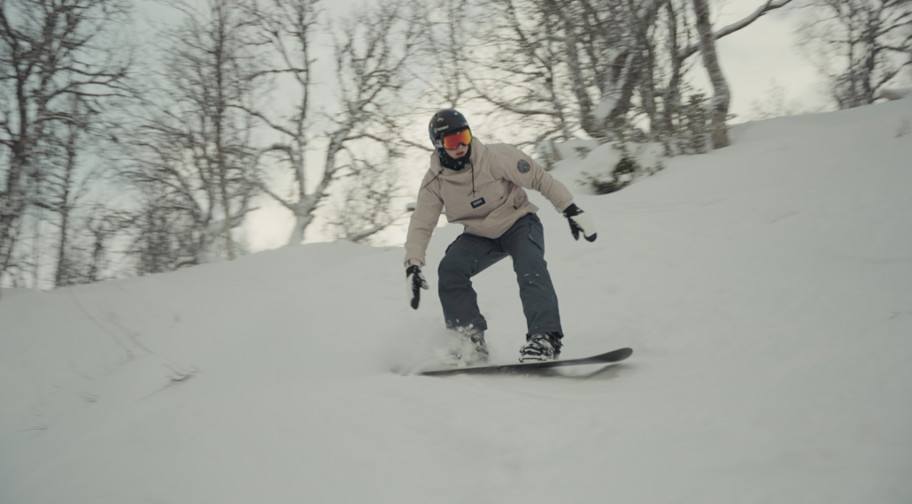 Billedet viser en efterskoleelev fra Gørlev Idrætsefterskole, der står på snowboard.