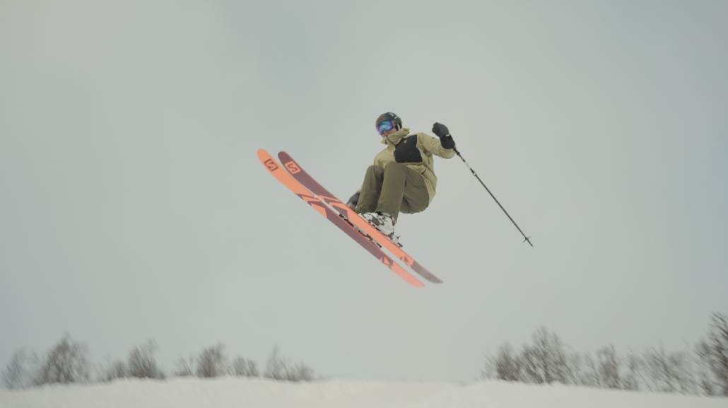 Billedet viser en efterskoleelev fra Gørlev Idrætsefterskole, der laver et hop med ski på.