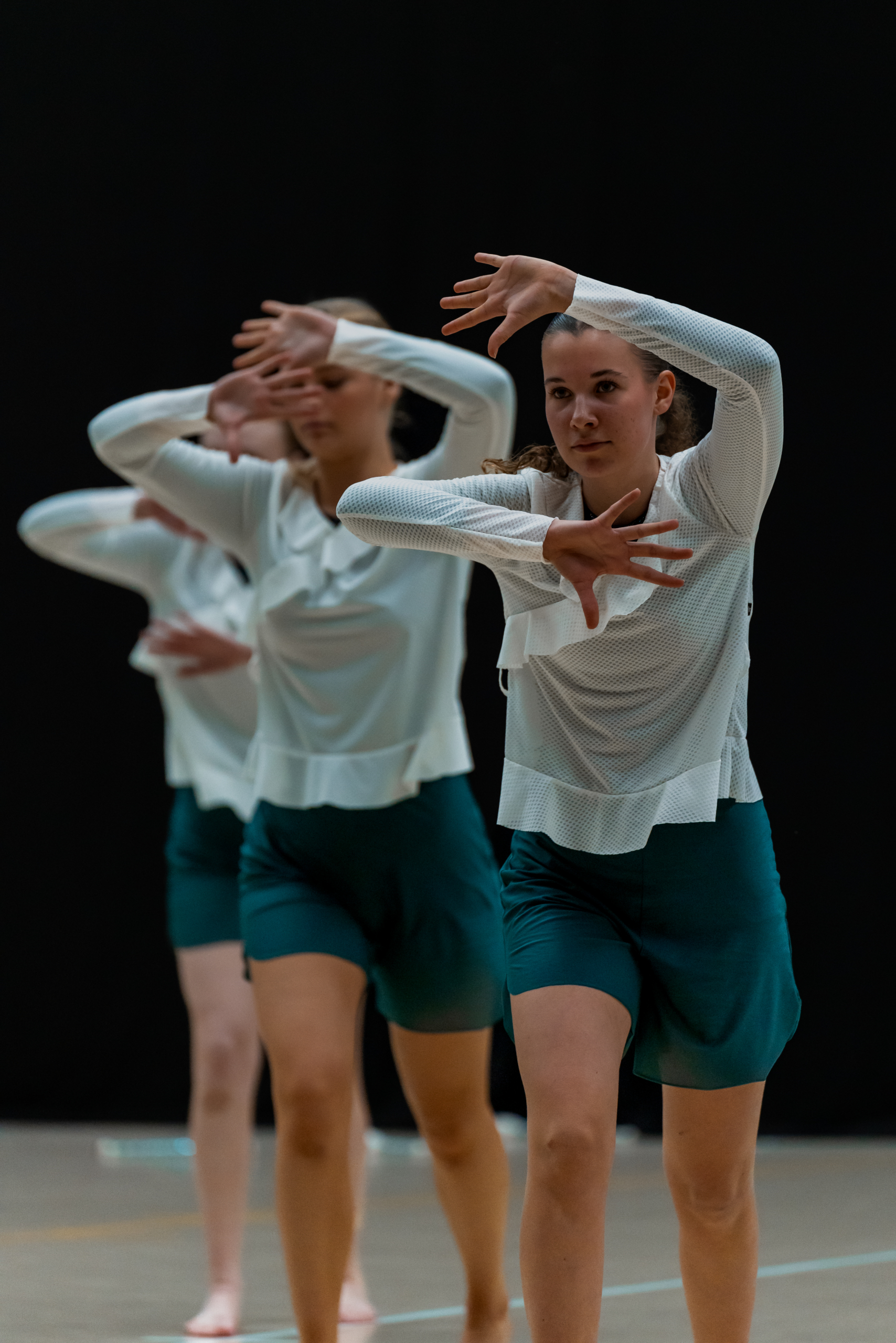 Billedet viser pigerne på rytmelinjen i en gymnastikopvisning.