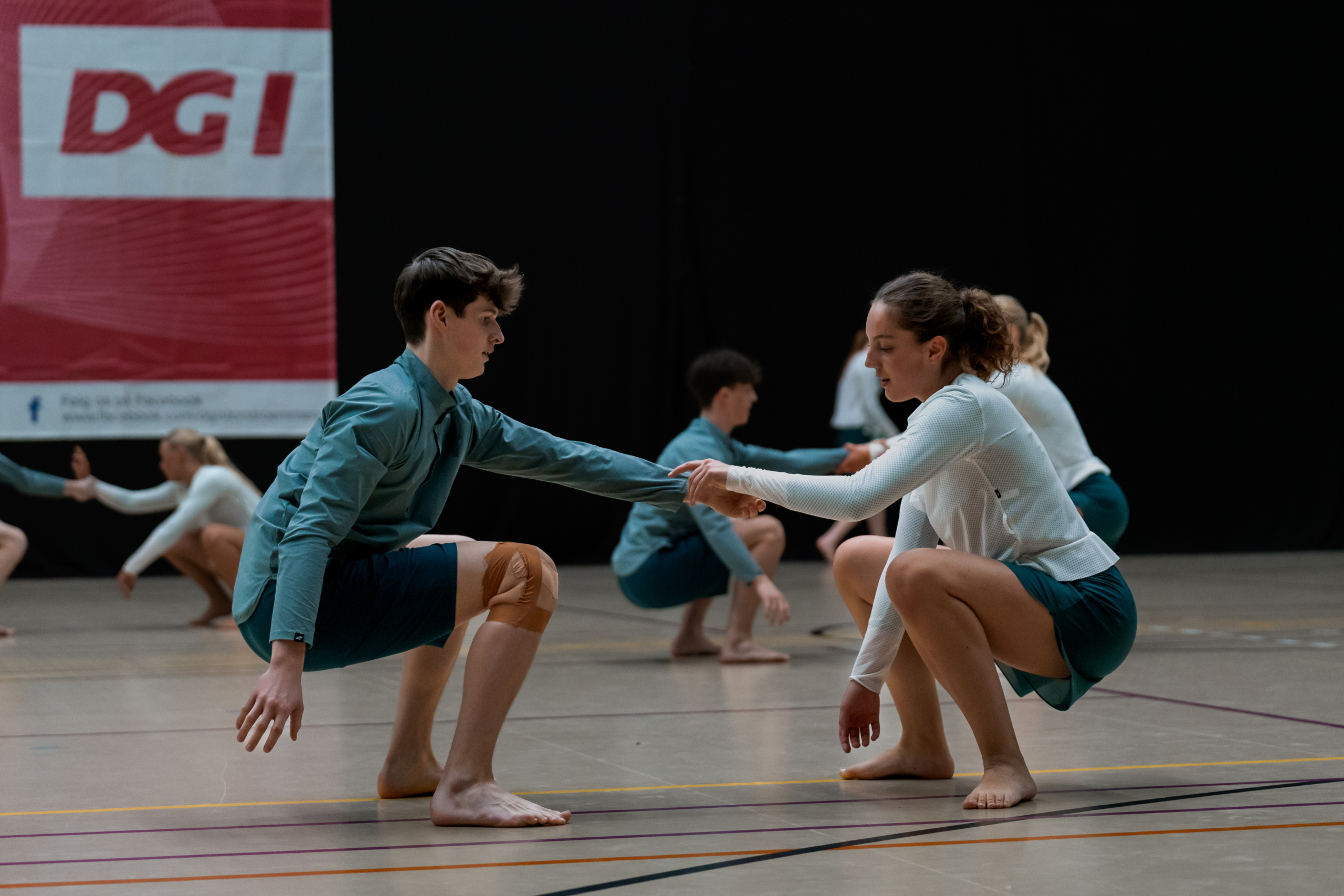 Billedet viser eleverne i en parserie i gymnastikopvisningen. I forgrunden ses en dreng og en pige.