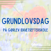 I baggrunden af billedet ses røde valmuer og blå kornblomster. I forgrunden står der "Grundlovsdag på Gørlev Idrætsefterskole".