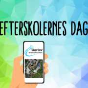 Billedet viser en abstrakt baggrund i grønne og blå farver. I forgrunden ses en hånd, der holder en smartphone. På billedet ses også teksten "Efterskolernes Dag".