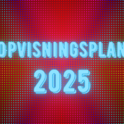 Billedet viser teksten "Opvisningsplan 2025". Baggrundsfarven er rød med regnbuefarvede prikker.