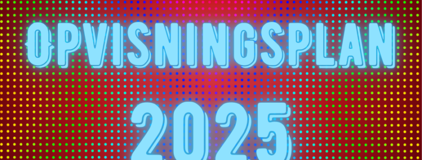 Billedet viser teksten "Opvisningsplan 2025". Baggrundsfarven er rød med regnbuefarvede prikker.