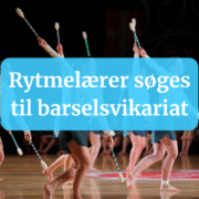 I baggrunden af billedet ses en gruppe piger med gymnastikkøller. I forgrunden ses overskriften "rytmelærer søges til barselsvikariat".