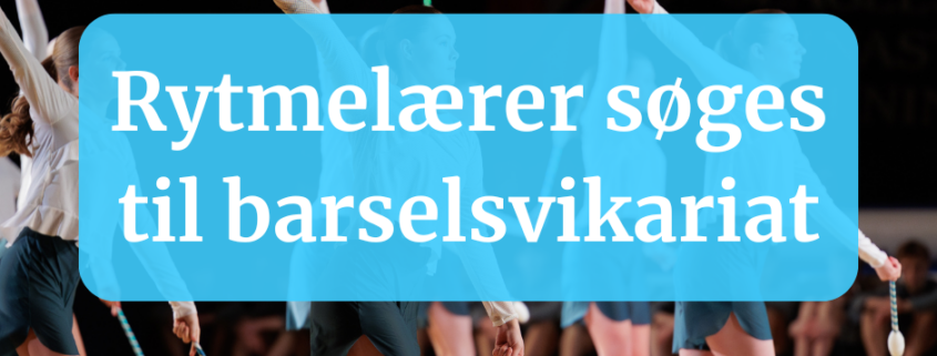 I baggrunden af billedet ses en gruppe piger med gymnastikkøller. I forgrunden ses overskriften "rytmelærer søges til barselsvikariat".
