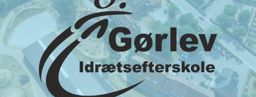 I baggrunden ses et dronefoto af Gørlev Idrætsefterskole. I forgrunden ses efterskolens logo.