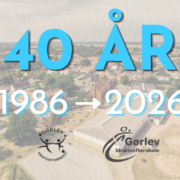 I baggrunden ses et dronefoto af Gørlev Idrætsefterskole. I forgrunden ses efterskolens logo fra hhv. 1987 og 2013 samt teksten: 40 år 1986-2026.