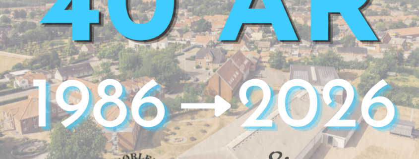 I baggrunden ses et dronefoto af Gørlev Idrætsefterskole. I forgrunden ses efterskolens logo fra hhv. 1987 og 2013 samt teksten: 40 år 1986-2026.