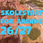 I baggrunden ses et dronefoto af Gørlev Idrætsefterskole. I forgrunden ses teksten: Skolestart for årgang 26/27.
